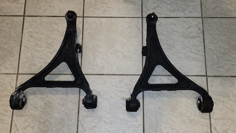 OEM MOPAR 2012-2023 CHRYSLER 300 AWD BRAZO DE CONTROL INFERIOR DELANTERO DERECHO E IZQUIERDO Foto 2 de 4