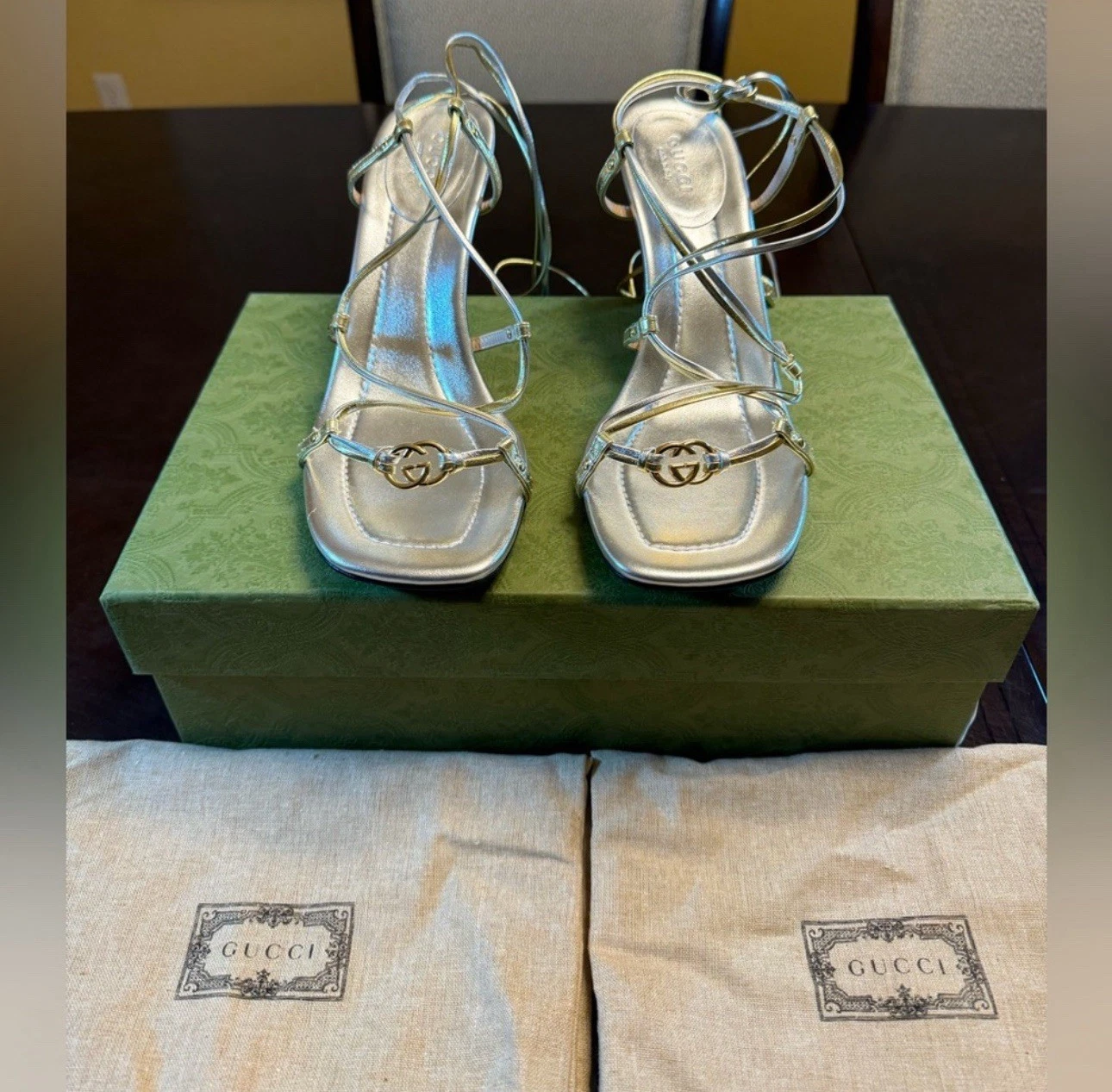 Sandales à talons hauts neuves Gucci cuir logo GG argent or chaussures 37,5 US 7,5
