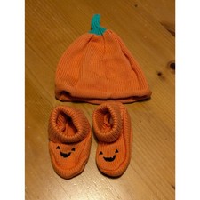 NWOT CARTER'S NEWBORN 0-3M KNITTED PUMPKIN HAT AND BOOTIES SET