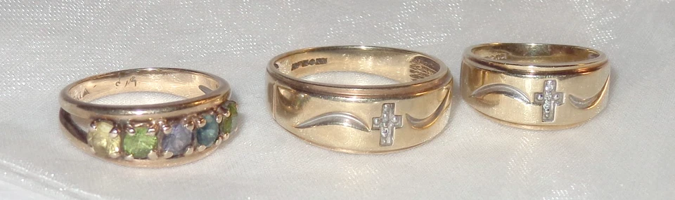 LOTE DE CINTAS DE BODA Y ANILLOS PARA MADRES DE ORO AMARILLO DE 10K con astillas de diamante Foto 3 de 4