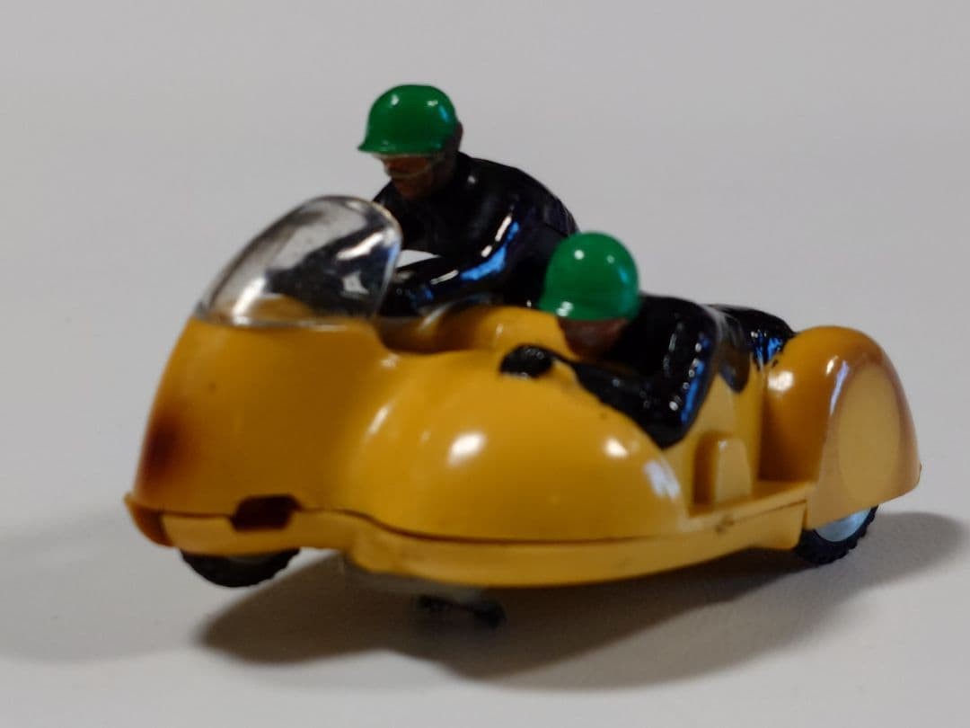 Triang SCALEXTRIC TYPHOON (yellow/green helmet) | eBay
