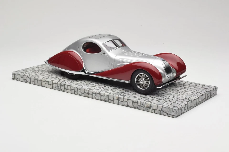 107117121 Talbot-Lago T150 C-SS Coupe Silver Red Minichamps 1/18 - Image 4 of 4