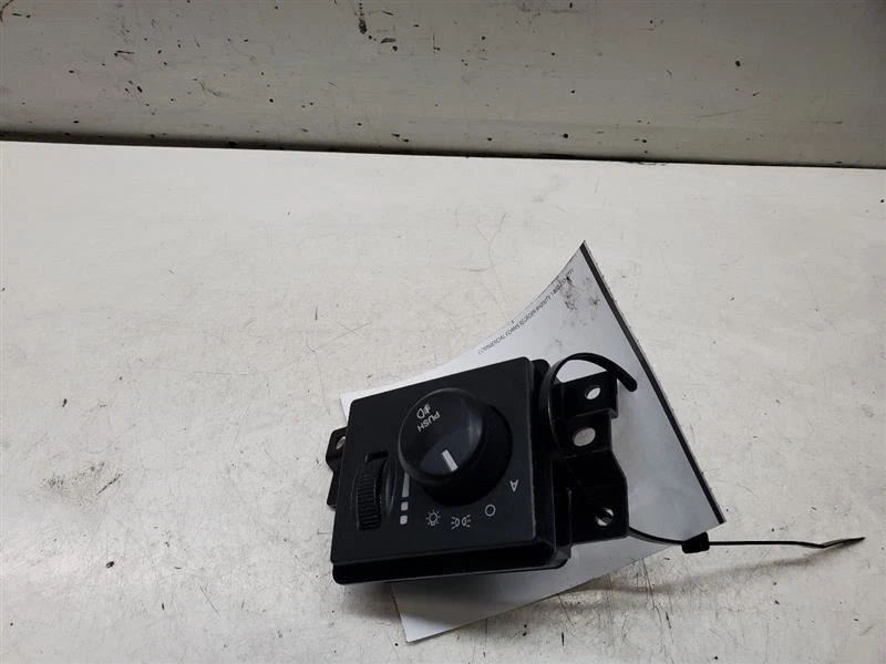 Interruptor de luz principal Aspen 2008  Foto 2 de 4