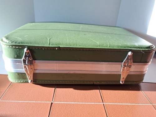 Vtg 1950's-60s Avocado Green Suitcase Medium Size (15x20x6 in) Scuffs & Scrapes - Picture 7 of 19