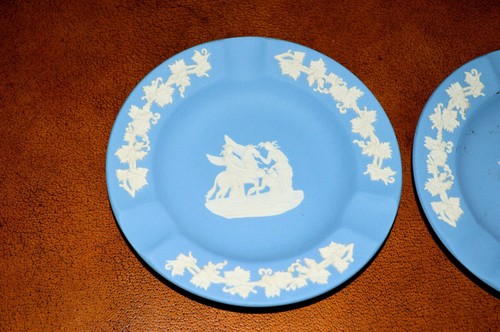 PAIR OF VINTAGE WEDGWOOD JASPERWARE LIGHT BLUE DECORATIVE ASHTRAYS - ENGLAND - Picture 5 of 6