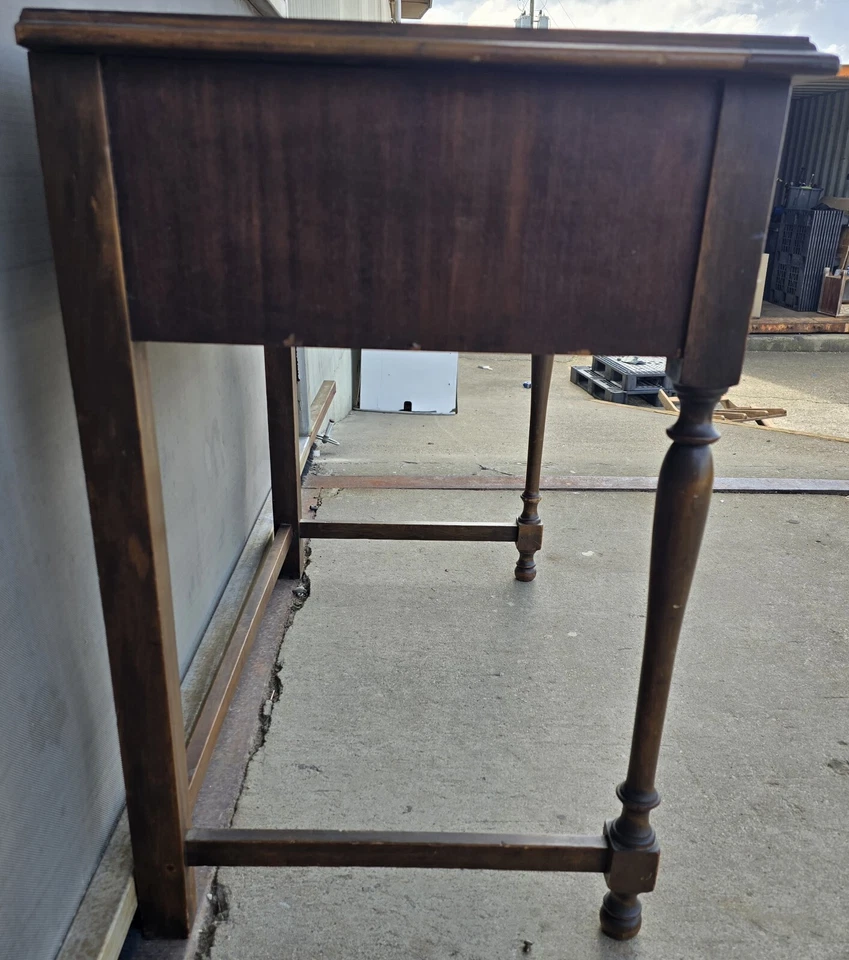 Mesa de escribir estilo americano temprano de nogal macizo con 2 cajones de bloqueo 30"x36"x20" Foto 4 de 4