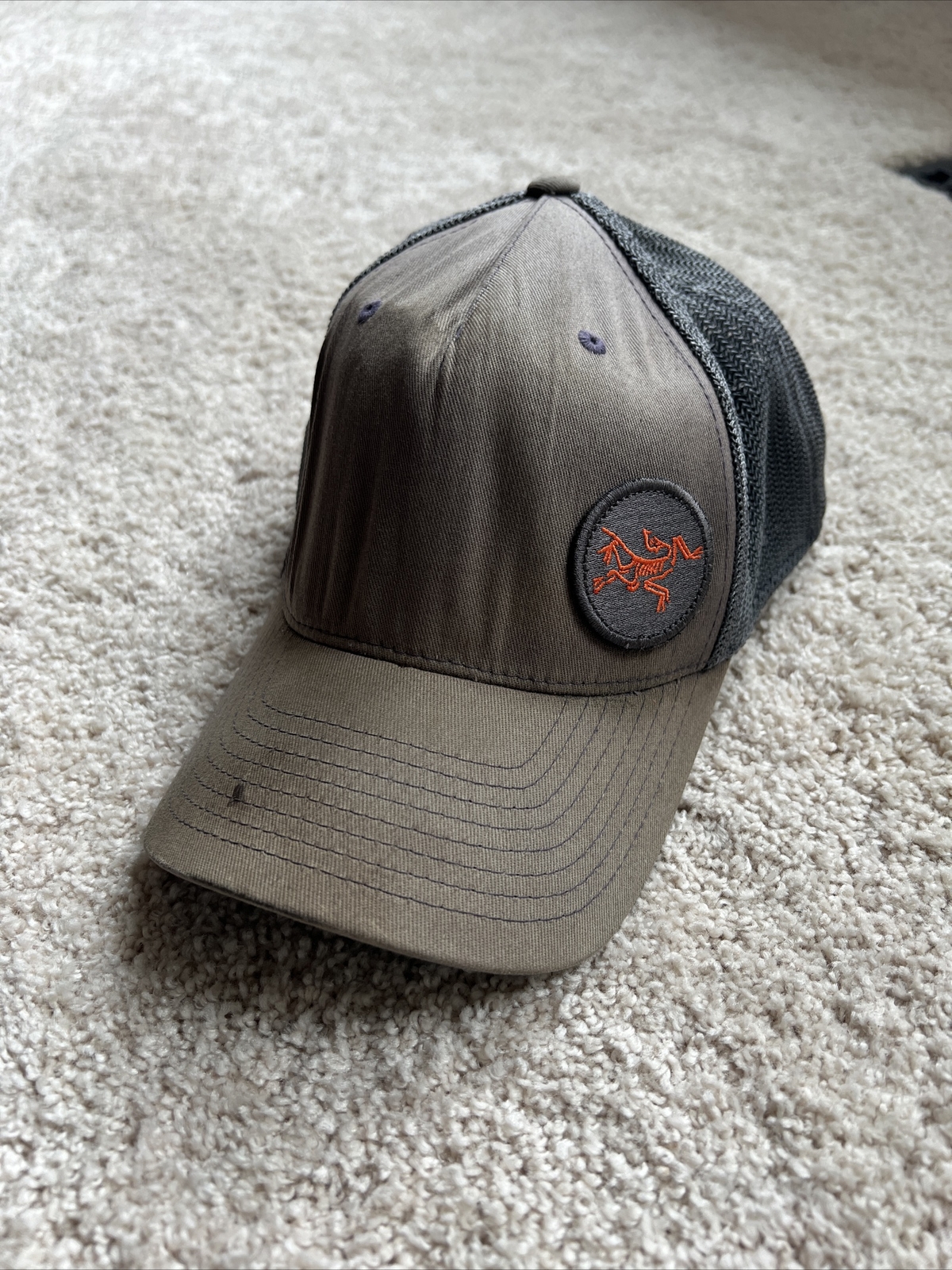 Cappello camionista vintage Arc'teryx maglia grigia regolabile 110 uno dieci indossato