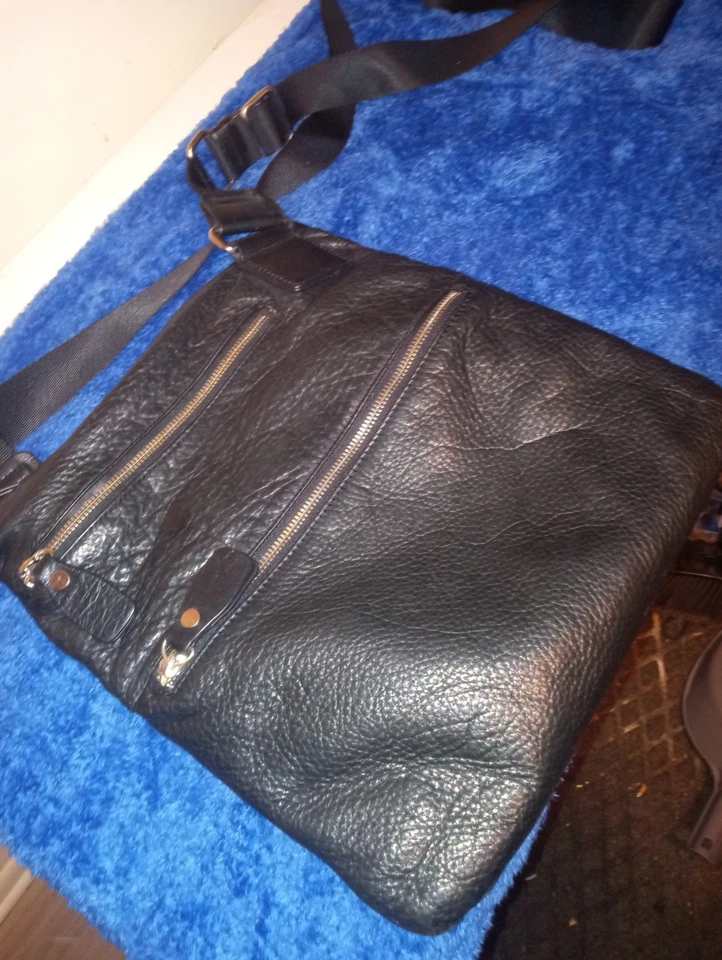 Bolso Bandolera Margot Negro Cuero Guijarro Triple Cremallera Correa Ajustable Foto 4 de 4