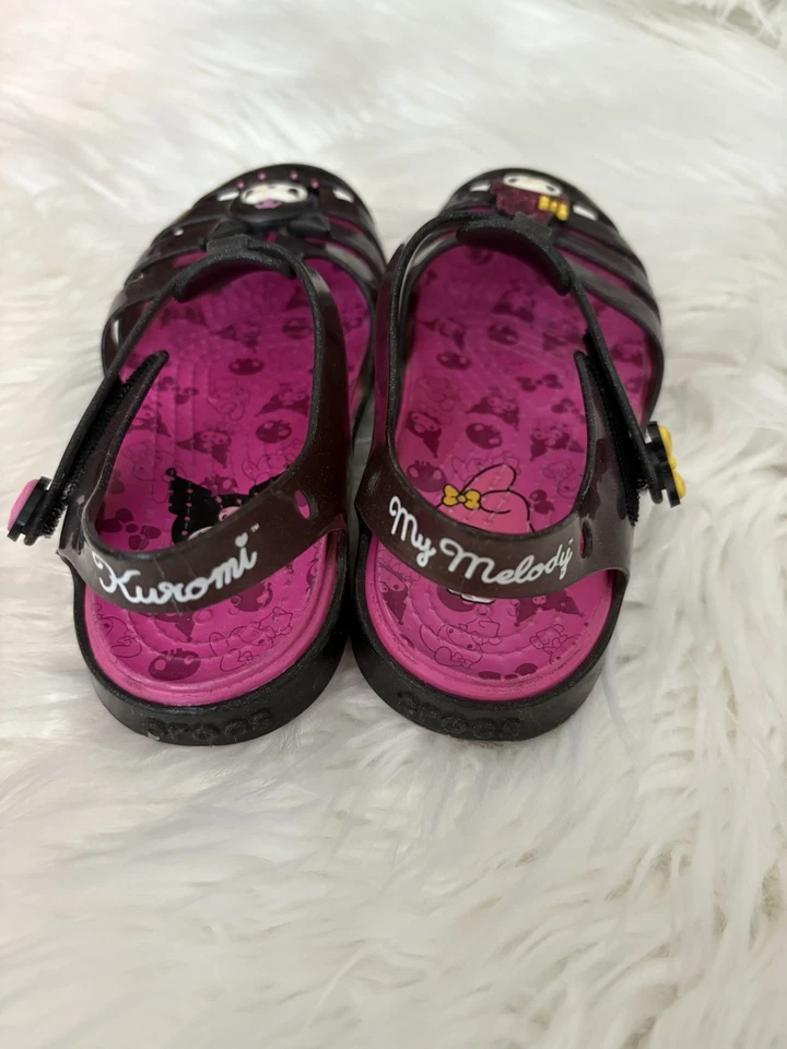 Sandália infantil Hello Kitty and Friends My Melody and Kuromi - Crocs tamanho c10 - Imagem 4 de 4