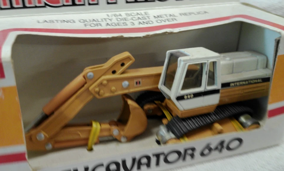 Excavadora Ertl Mighty Movers International 640 1/64 Foto 3 de 3