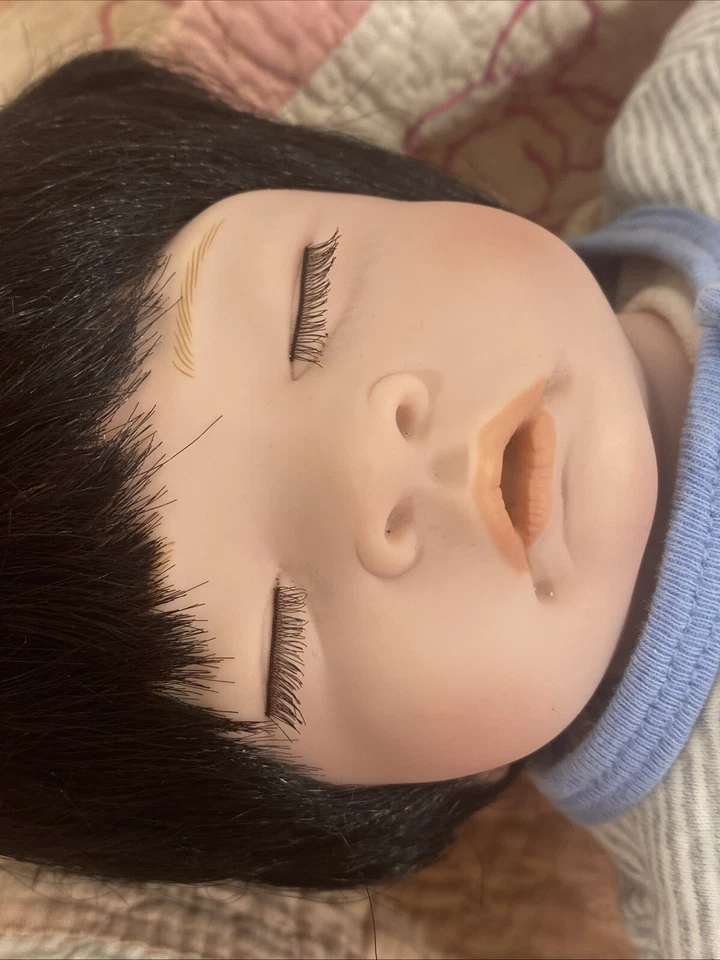 Letrero numerado cabello negro bebé recién nacido Laura Lee Eagles Paradise Galleries Foto 4 de 4