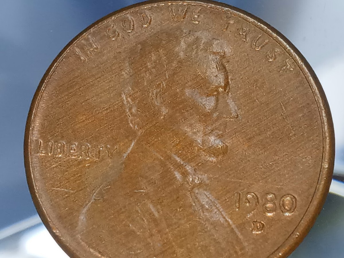 1980-D LINCOLN CENT COVERED WITH PARALLEL LINES (LOOKS LIKE WOOD