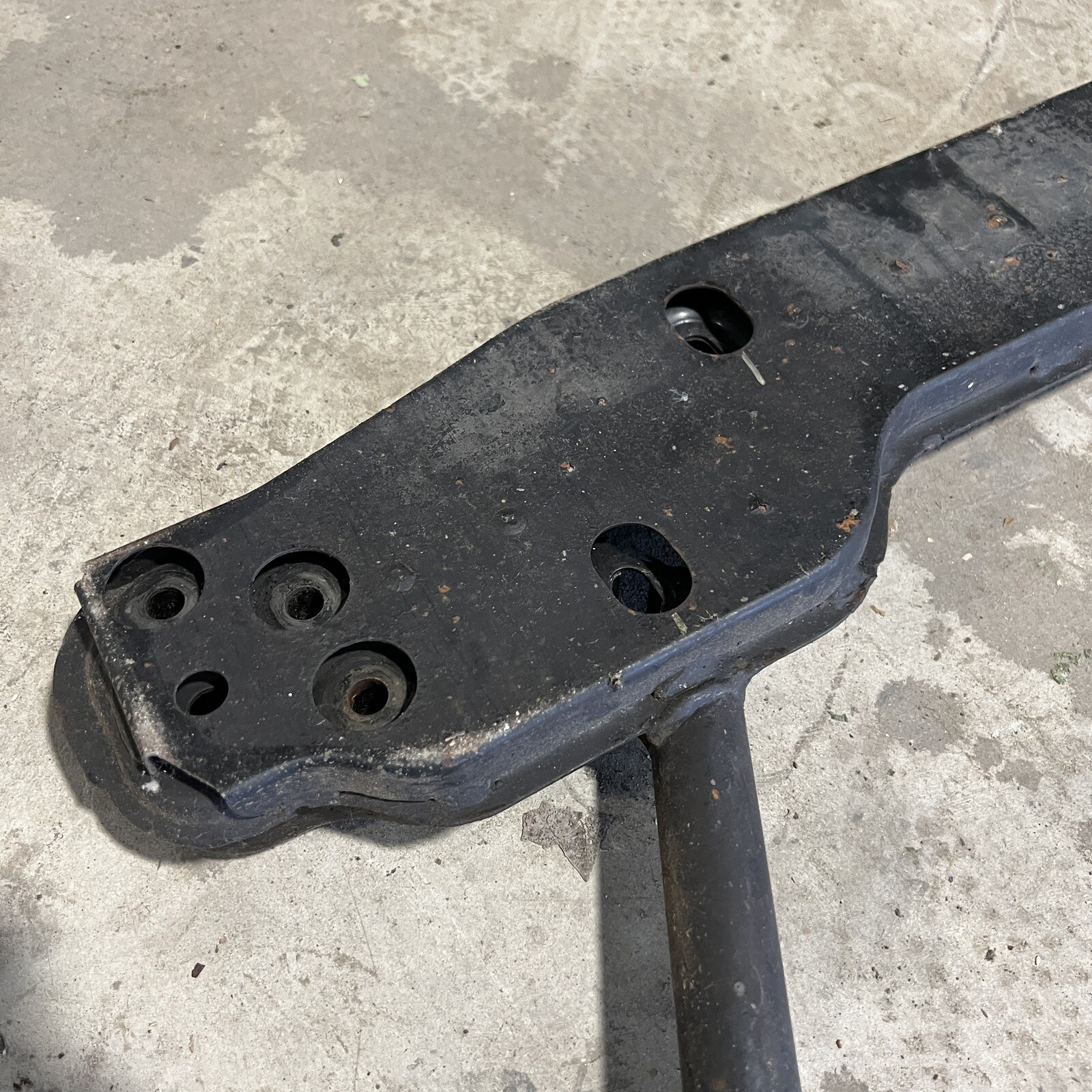 03-08 Maserati Quattroporte Transmission Subframe Crossmember Mount Bracket M139