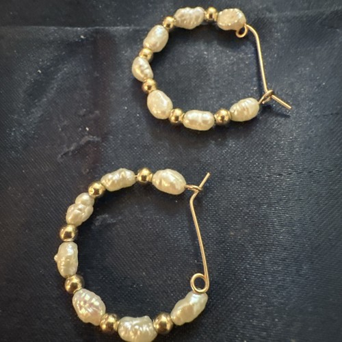 VINTAGE DESIGNER 14K YELLOW GOLD FRESHWATER RICE PEARL HOOP EARRINGS - Picture 4 of 9