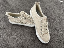 Blowfish Malibu Cream Color Floral Embroidered Slip-On Sneakers Women  s 7.5M