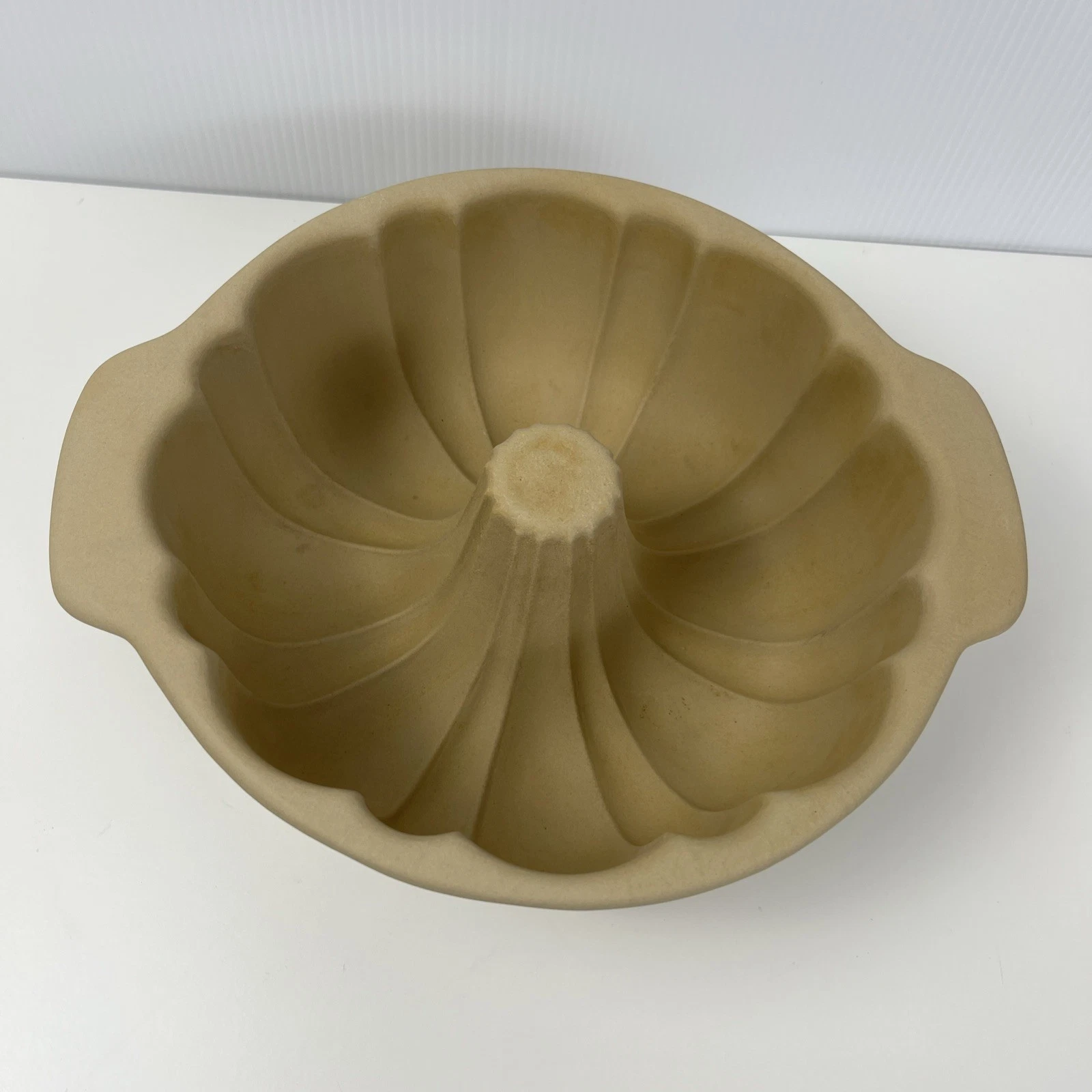 Pampered Chef Family Heritage Stoneware Fluted Bundt Cake Pan Stone