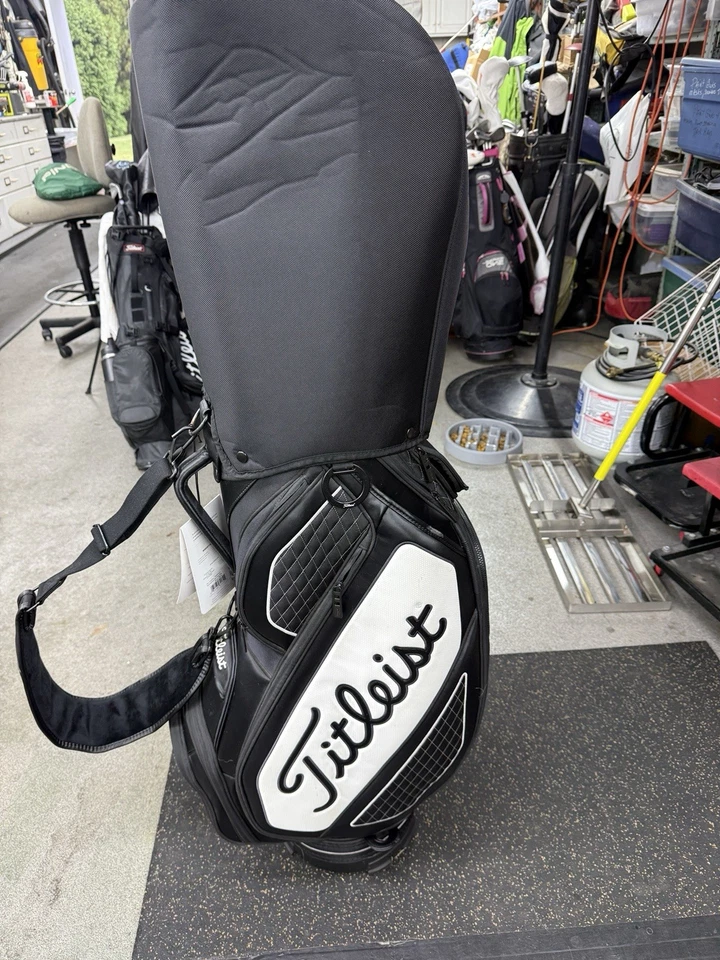 Bolsa de golf Titleist tamaño mediano blanco y negro con capucha para lluvia divisor de 6 vías Foto 3 de 4