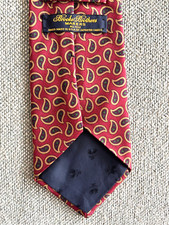 BROOKS BROTHERS 100 SILK 4" WIDE RED 100 SILK TIE MADE IN USA PAISLEY PATTERN