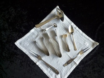 Konvolut Tischaccessoires Zubehör versilbert 9 Teile Kelle, Löffel, Zange, Gabel