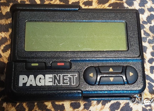 PAGENET Pager/Beeper/Messenger - Motorola Inc. Model# D794806 W/Gold Chain
