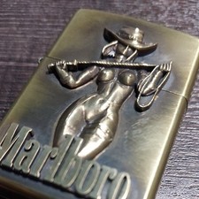 Zippo Marlboro Cowgirl logo in metallo da donna incisione a frusta antica USA...