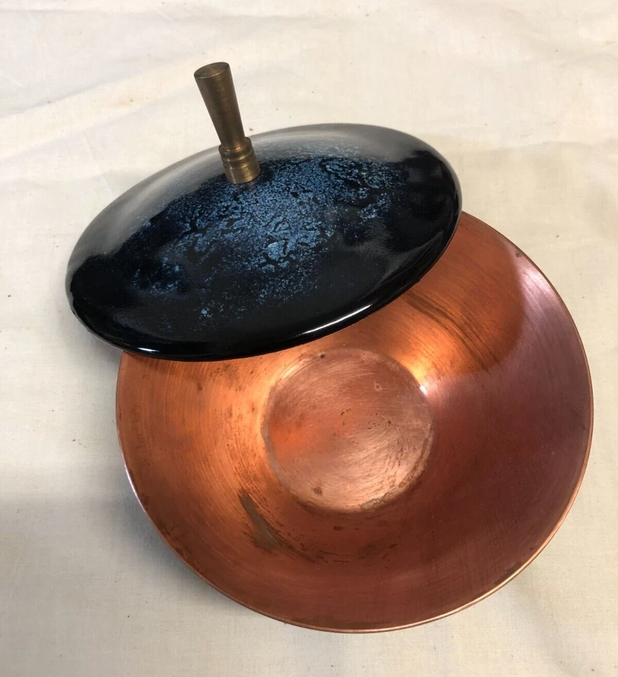 复古上釉铜碗带盖靛蓝/黑色和蓝色带黄铜尖顶 — 第 2/4 张图片