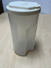 Rubbermaid Servin Saver Pitcher Flip Top screw on lid 2 Quart Plastic Container