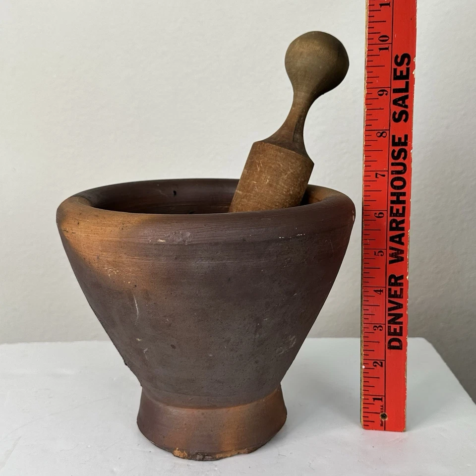 Mortero grande antiguo primitivo de arcilla roja y molinillo de hierbas de mazo de madera Foto 2 de 4