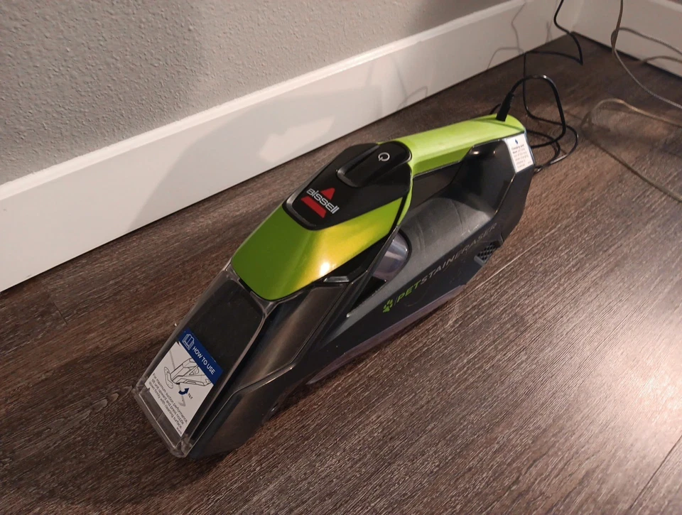 Aspiradora inalámbrica de mano Bissell Pet Stain Eraser con cargador Mod# 2003 Foto 2 de 4