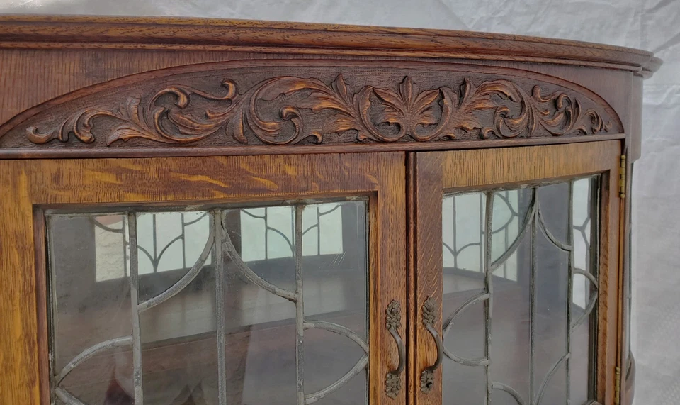 Gabinete de porcelana de vidrio curvo arqueado de roble victoriano con vidrio con plomo y patas de garra Foto 3 de 4