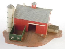 6c312 N scale barn farm building track side scenery