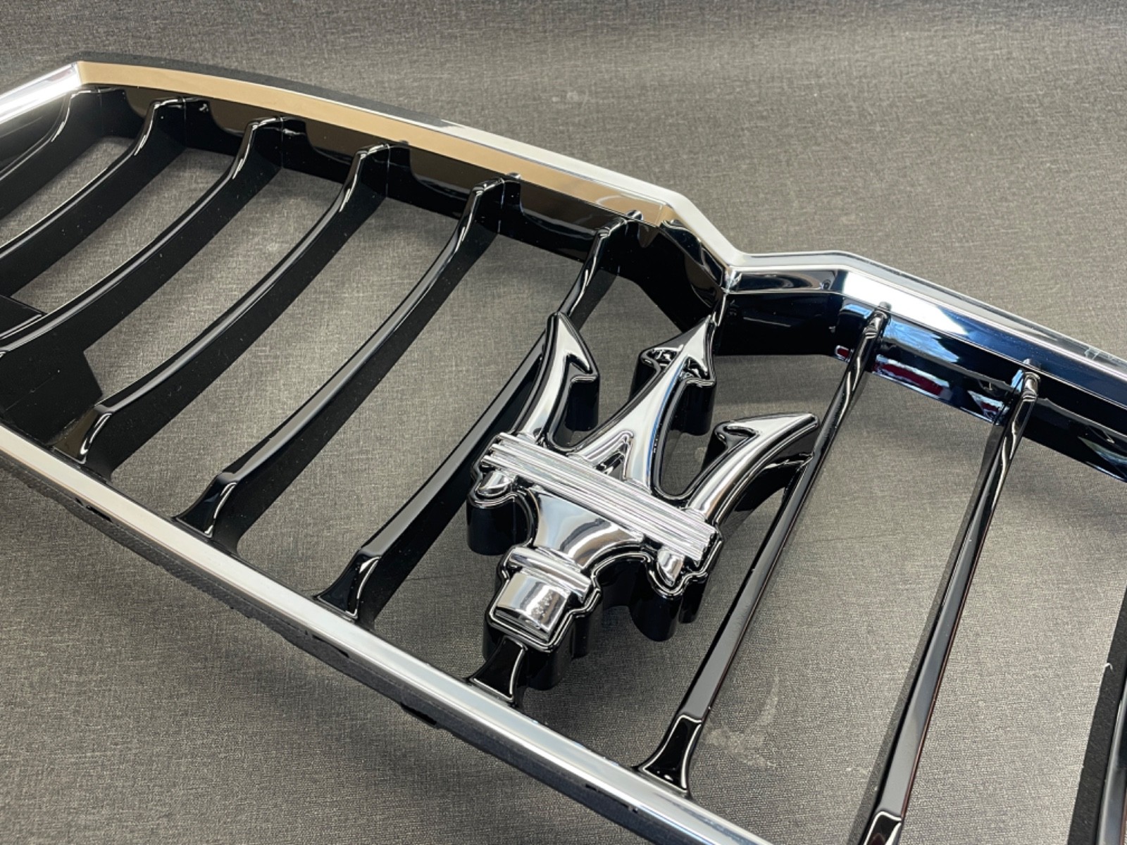 14-17 Maserati Ghibli Front Center Grille Trim Chrome Genuine OEM