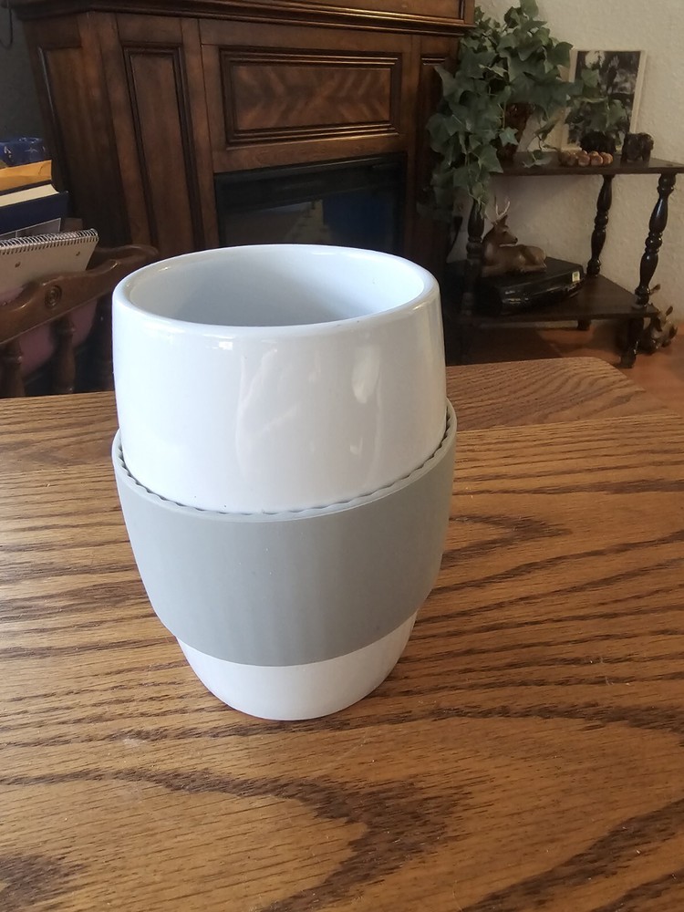 Pampered Chef Ceramic Microwave Egg Cooker Silicone Sleeve 1529 Mug Lid Preowned Pampered Chef Ceramic Microwave Egg Cooker Silicone Sleeve 1529 Mug Lid Preowned