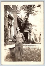 VINTAGE PHOTO OLD ANTIQUE OUTDOOR PICTURE WW2 MILITARY MAN GUY UNIFORM HAT HOME