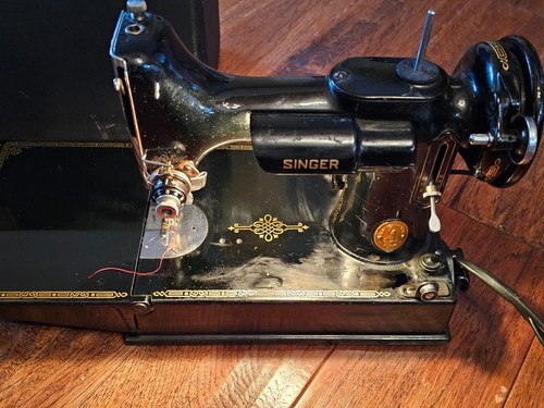 Vtg Singer 221-1 Featherweight Sewing Machine 1949 W/Case & Acc See Video - Picture 11 of 20