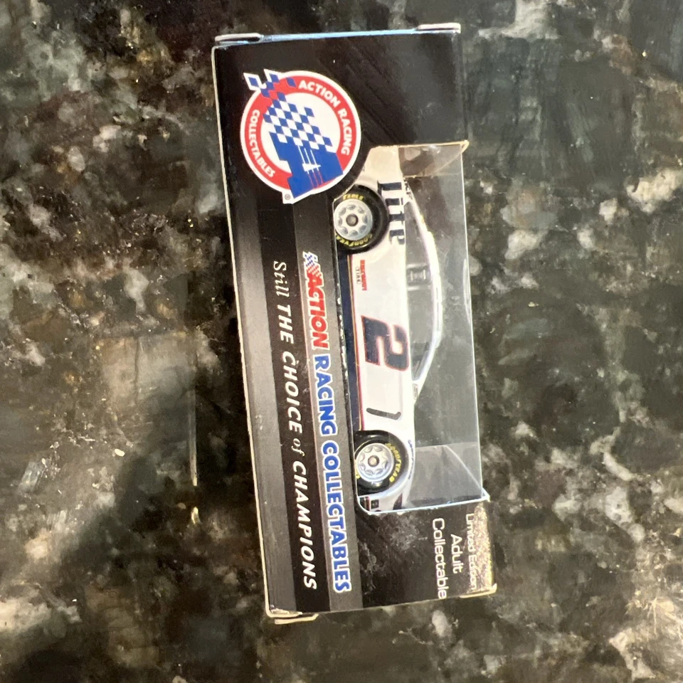 Brad Keselowski 2014 #2 Miller Lite branco PENSKE Ford Fusion 1/64 - Imagem 4 de 4