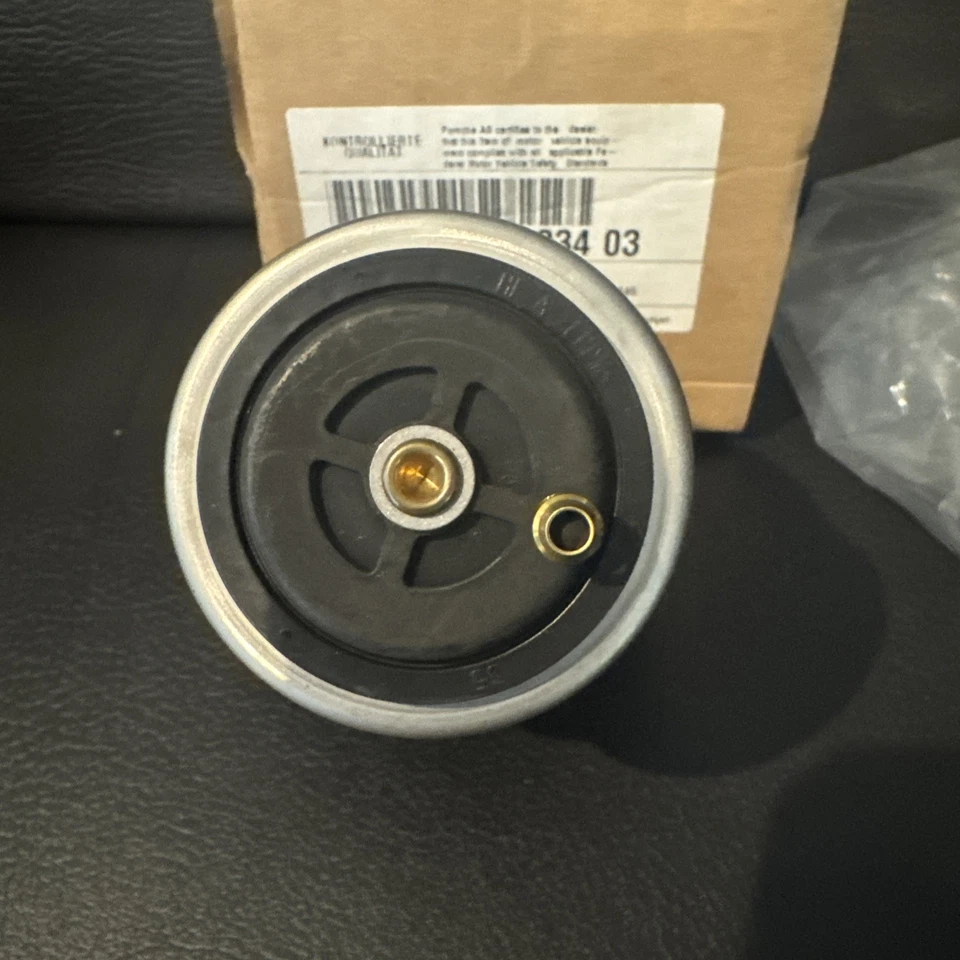 Termostato de refrigerante de motor genuino Porsche Porsche Porsche 948-106-034-03 Cayenne Macan Foto 3 de 4