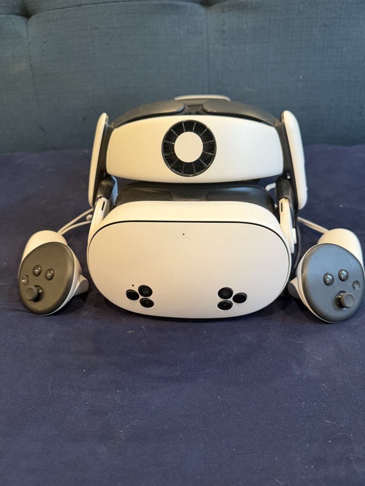Meta Quest 3s 128gb in excellent condition with rechargeable headset battery