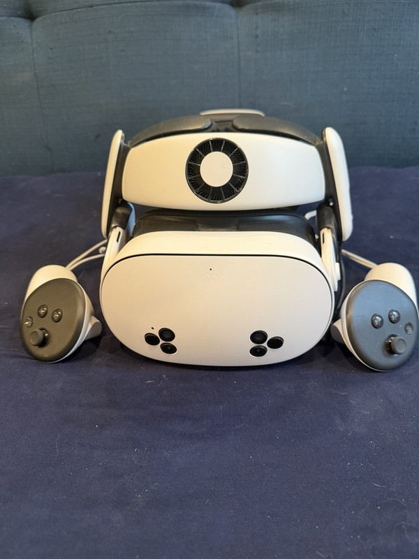 Meta Quest 3s 128gb in excellent condition with rechargeable headset battery