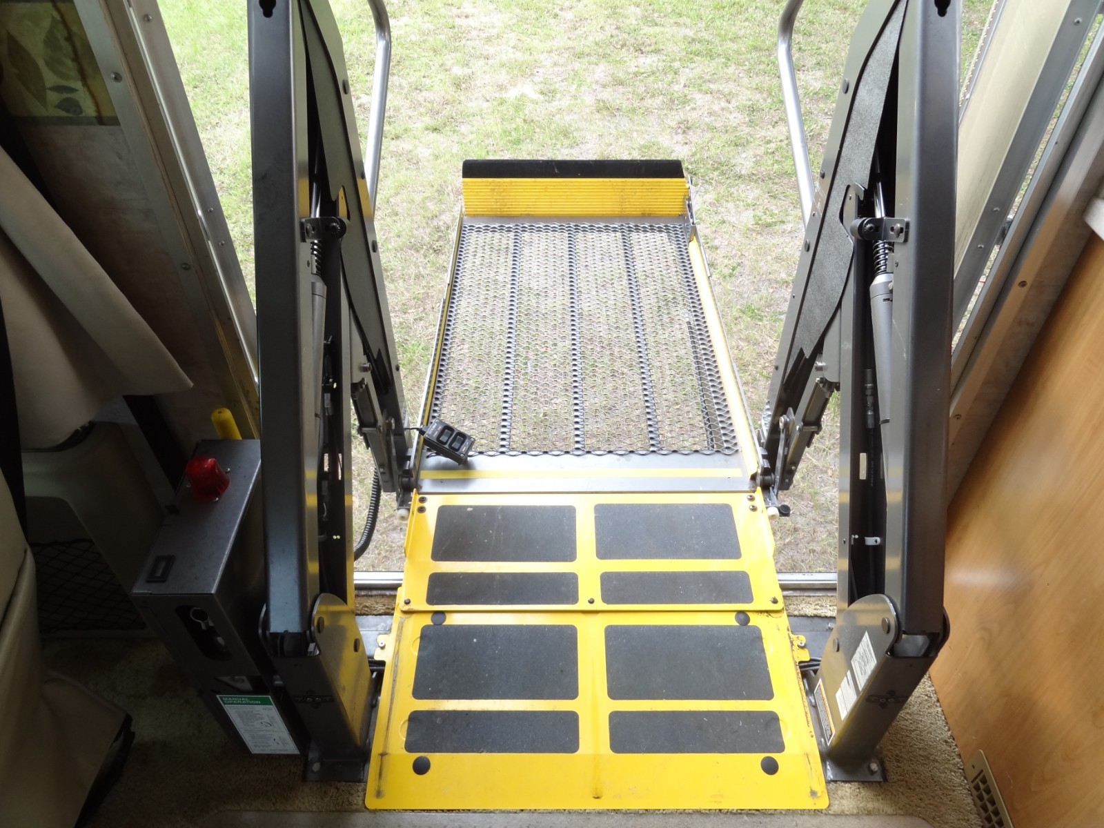 2007 EXPEDITION 38 N~DIESEL~HANDICAP WHEEL CHAIR LIFT~19K MILES~NEW TIRES~BEAUTY