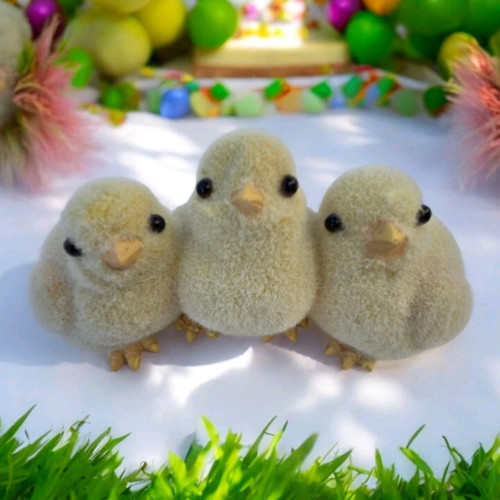 Nuevo 3 pollitos flocados borrosos amarillos primavera Pascua decoración de habitación de vacaciones - Imagen 1 de 2