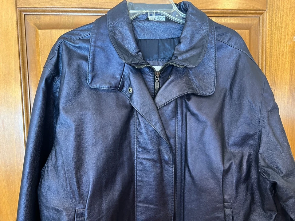 Chaqueta de bombardero de cuero azul marino Bod & Christensen para hombre usada en excelente estado 42 Foto 2 de 4