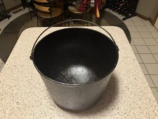 Antique No 8 Cast Iron Bean Pot 3 Footed Kettle Cauldron Bail Handle Excellent