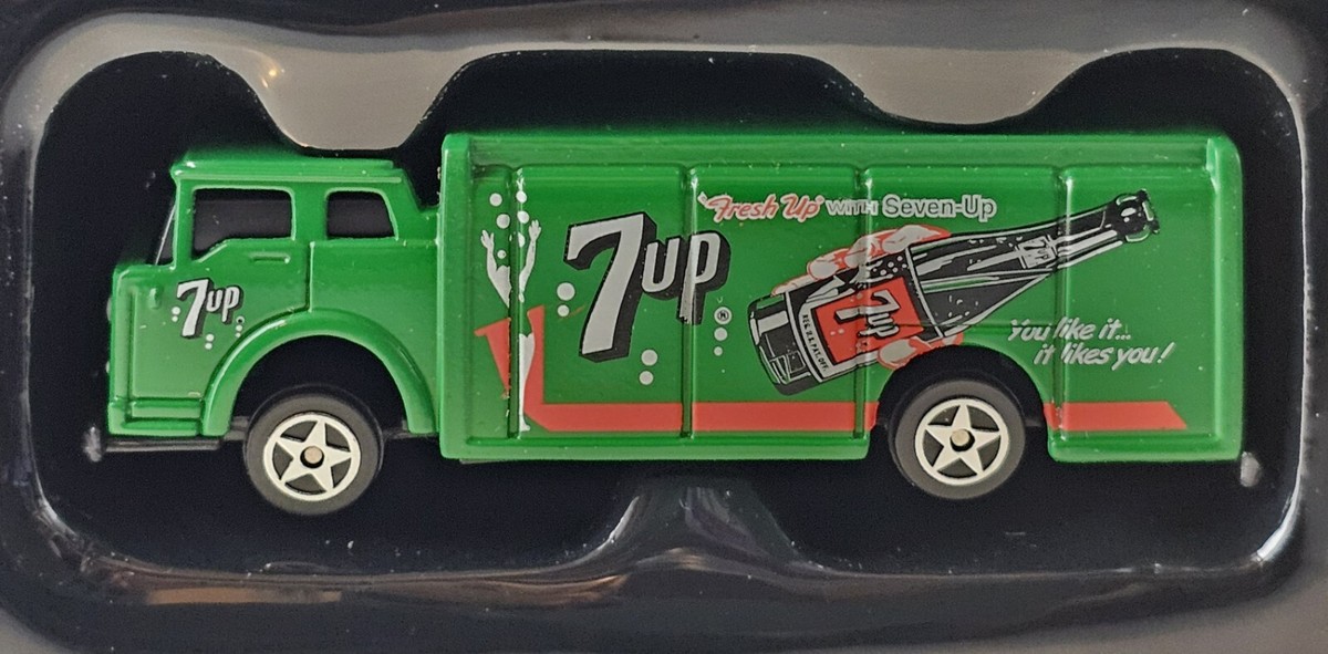 7up トレーラー　(1:64) Golden Wheel Vintage 7UP bottle delivery truck evolution 1