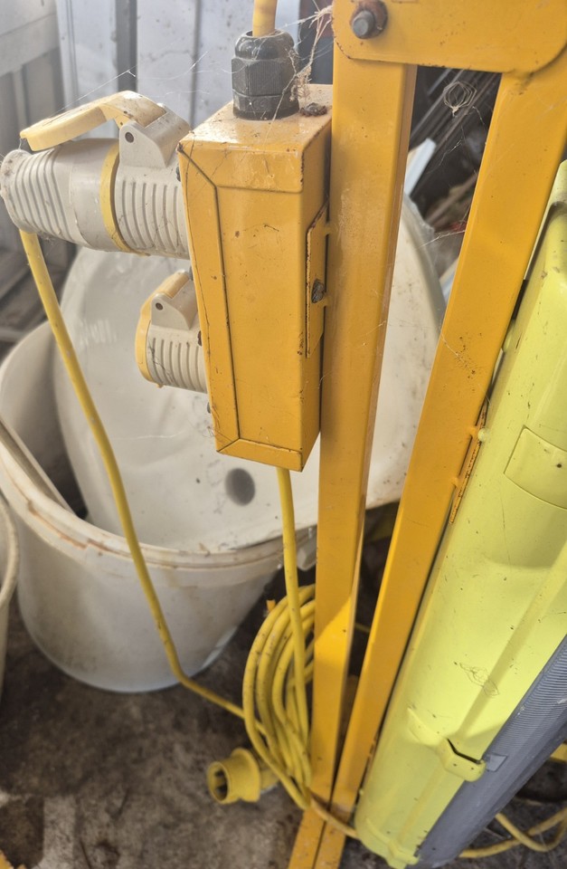 PLASTERERS LIGHT BUILDERS WORKLIGHT A FRAME STAND YELLOW 110V ...