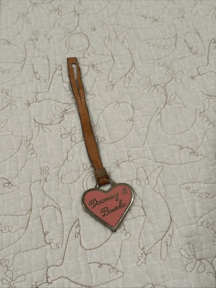 Bolso De Colección Dooney & Bourke Rosa Corazón Esmaltado Cuero Dije Etiqueta Y2K Llavero Foto 4 de 4