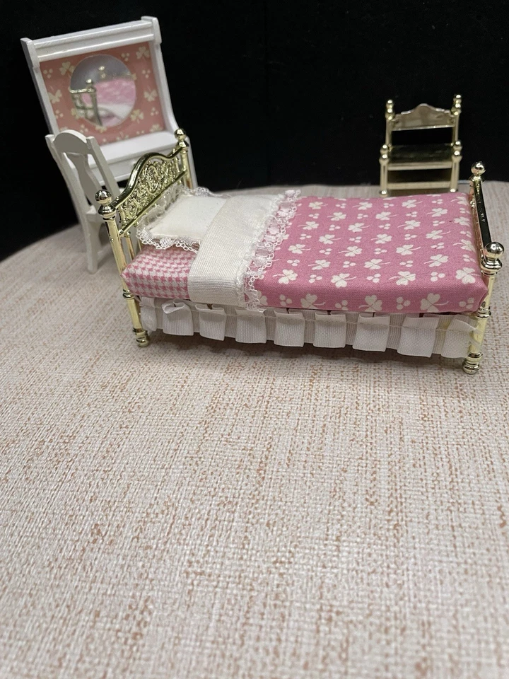 Juego de dormitorio Lundby Pink Heaven: cama y mesita de noche "latón", tocador y silla Foto 4 de 4