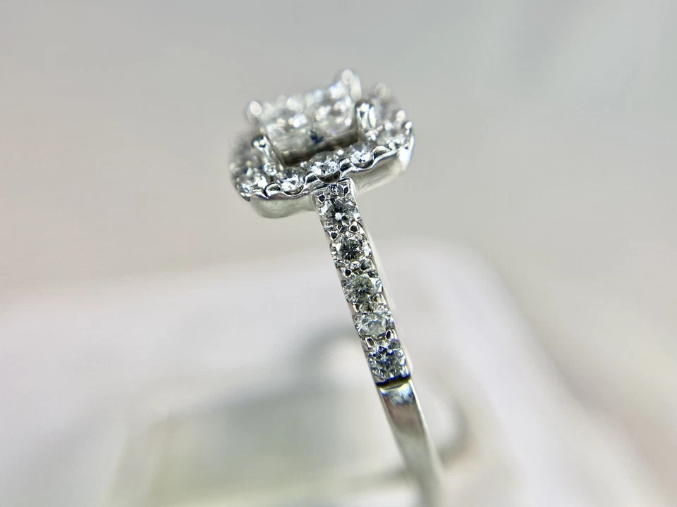 Anillo de compromiso de oro blanco de 14k con halo en racimo de diamantes talla princesa Foto 4 de 4