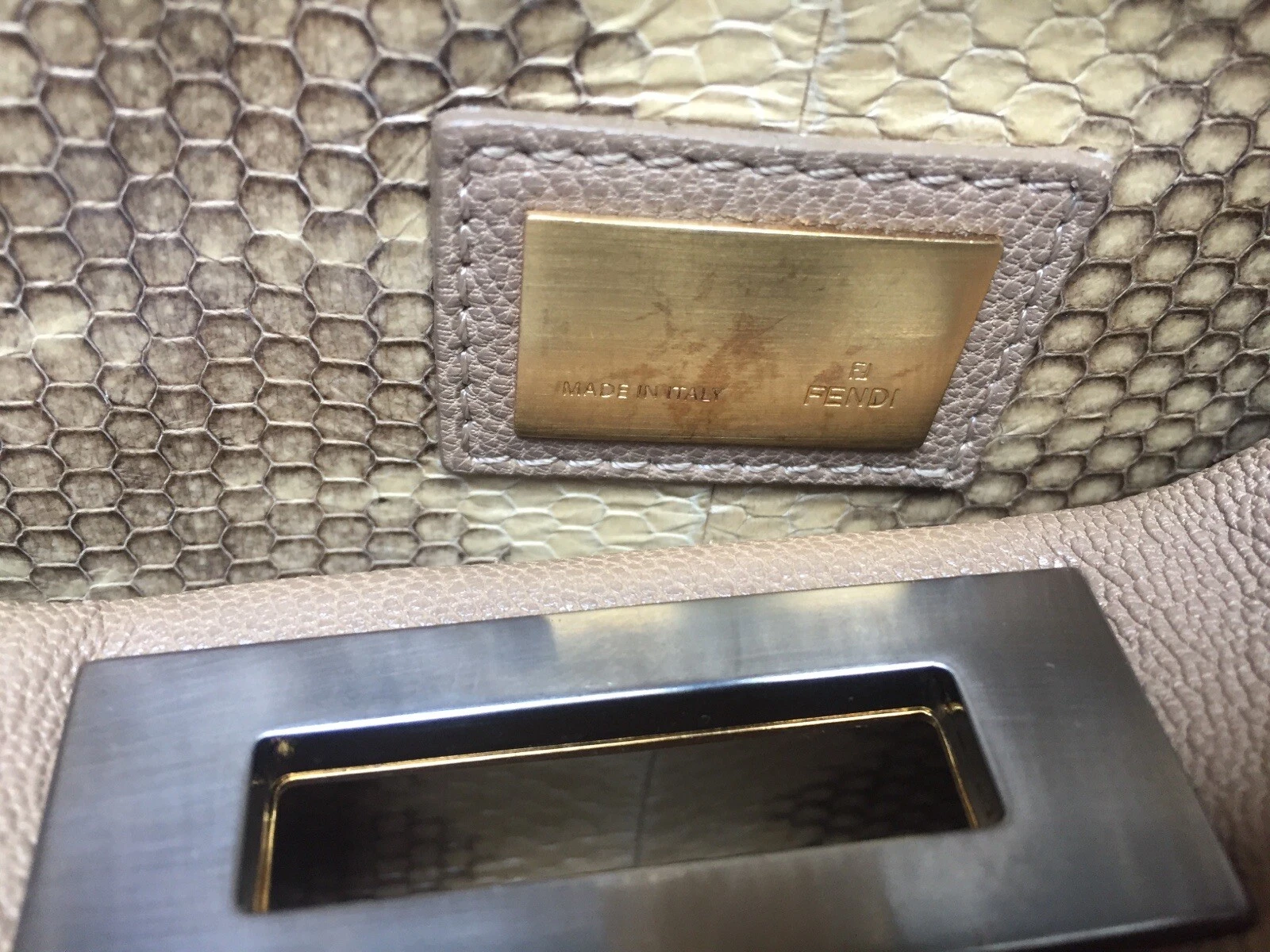 Fendi Peekaboo Large Grey con interni in pitone.