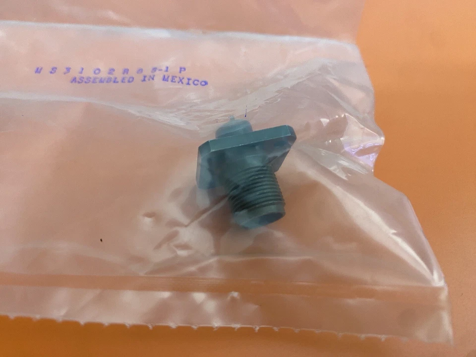 Bendix Circular MIL Spec Connector 1P Size S8 Box Mount Receptable MS3102R8S-1P - Image 4 of 4